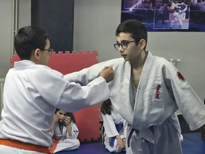 Çocuk grubunda iki öğrencinin eş çalışması
