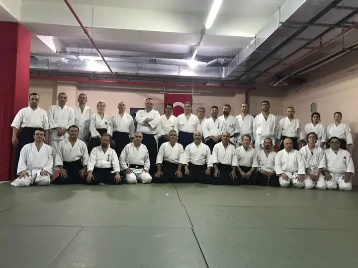 Seminer sonunda dojoda toplu grup fotoğrafı